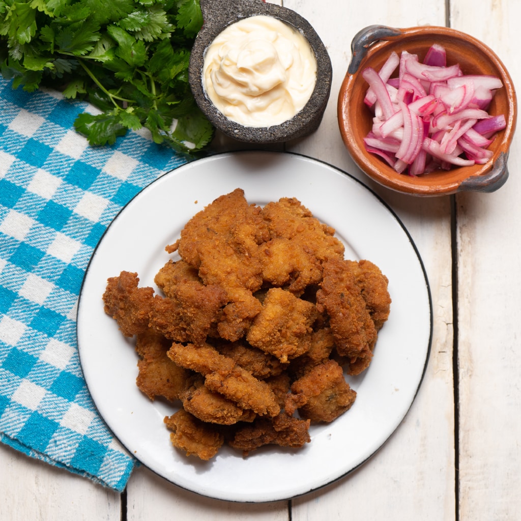Chicharroncitos de bagre con salsa tártara Chicharroncitos de bagre con salsa tártara